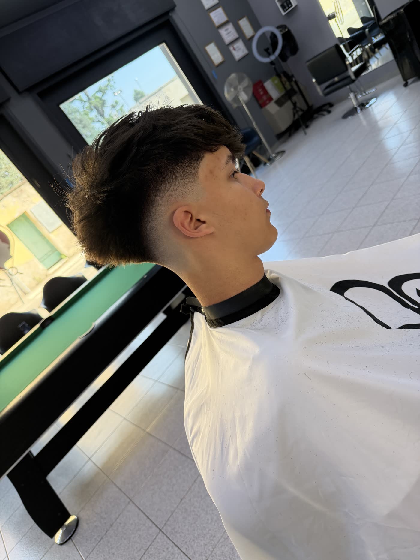 Taglio uomo corto con sfumatura laterale, Salon Ramona