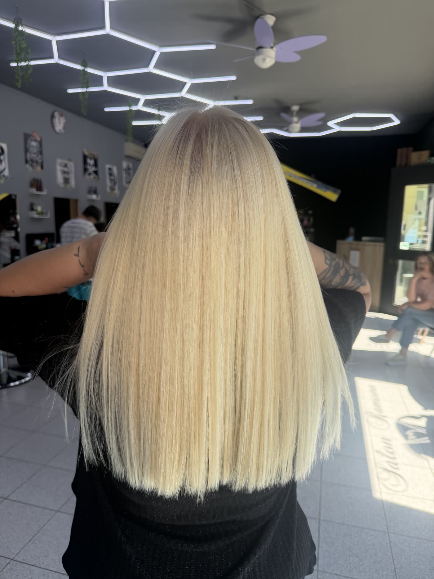 Capelli lunghi lisci biondo platino, Salon Ramona