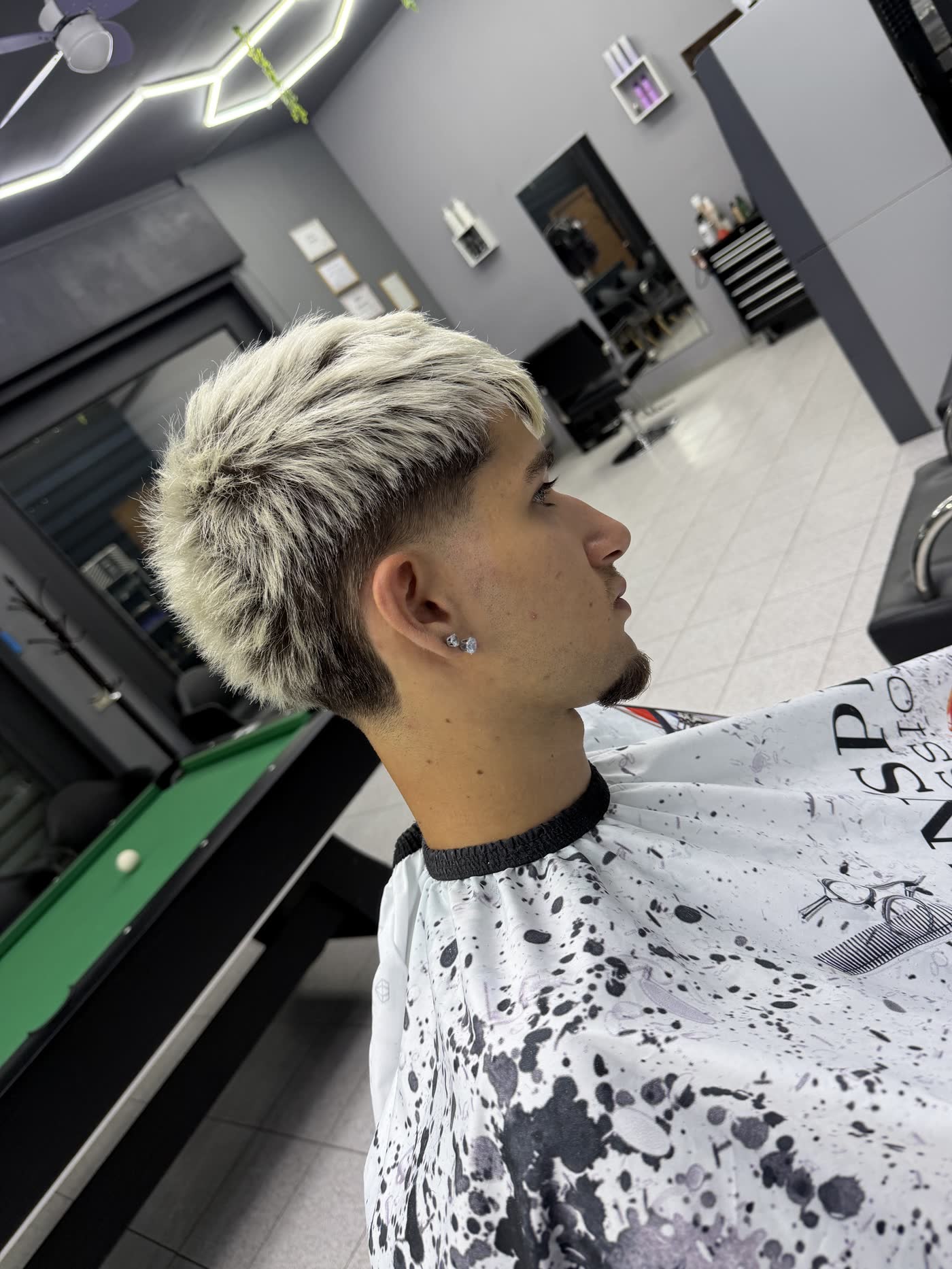 Taglio uomo corto biondo platino, Salon Ramona