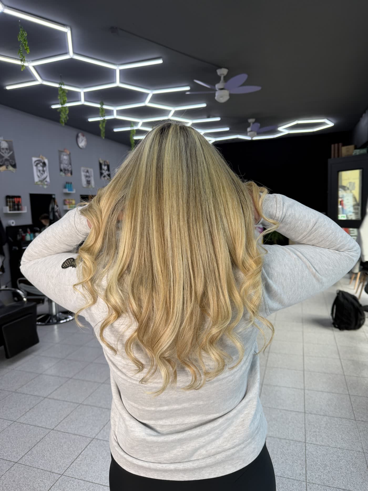 Piega mossa su capelli lunghi biondi, Salon Ramona